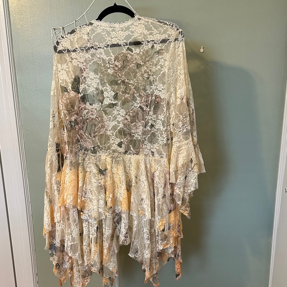 Elegant Floral Lace Cape - Picture 3 of 3